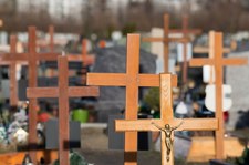 Branża pogrzebowa: Zabraknie miejsc na cmentarzach. „Ludzie, szczepcie się”