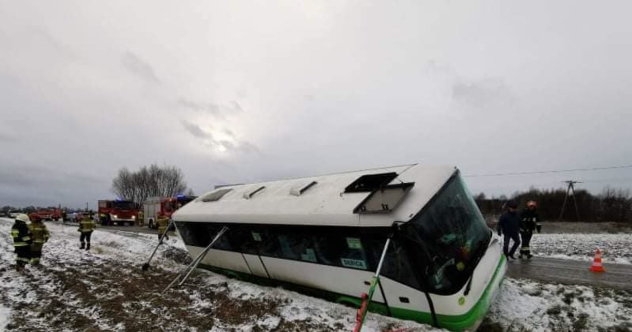Niebezpiecznie na drogach. Autobus z pasażerami wylądował w rowie