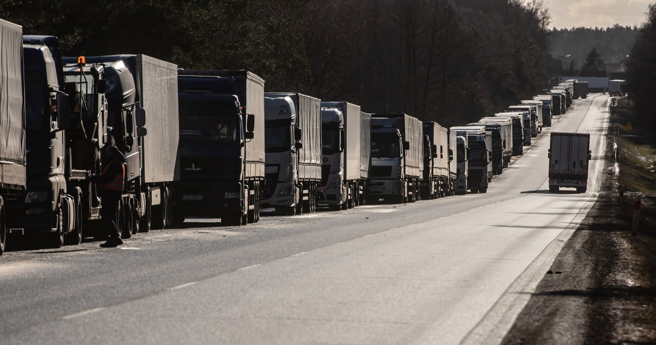 63 godziny w kolejce. Ponad 1,2 tys. ciężarówek na granicy z Białorusią