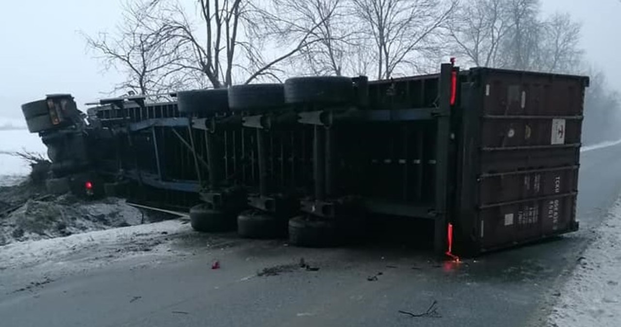 ​Śląskie: Wypadek ciężarówki i dwóch aut osobowych. Jedna osoba ranna