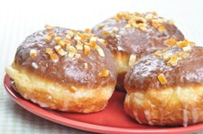 W sklepach mają być wyjątkowo drogie. Jak zrobić domowe pączki?