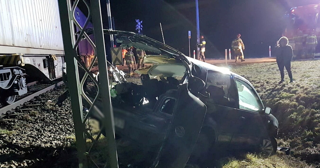 Samochód zderzył się z pociągiem. Nie żyje kierowca