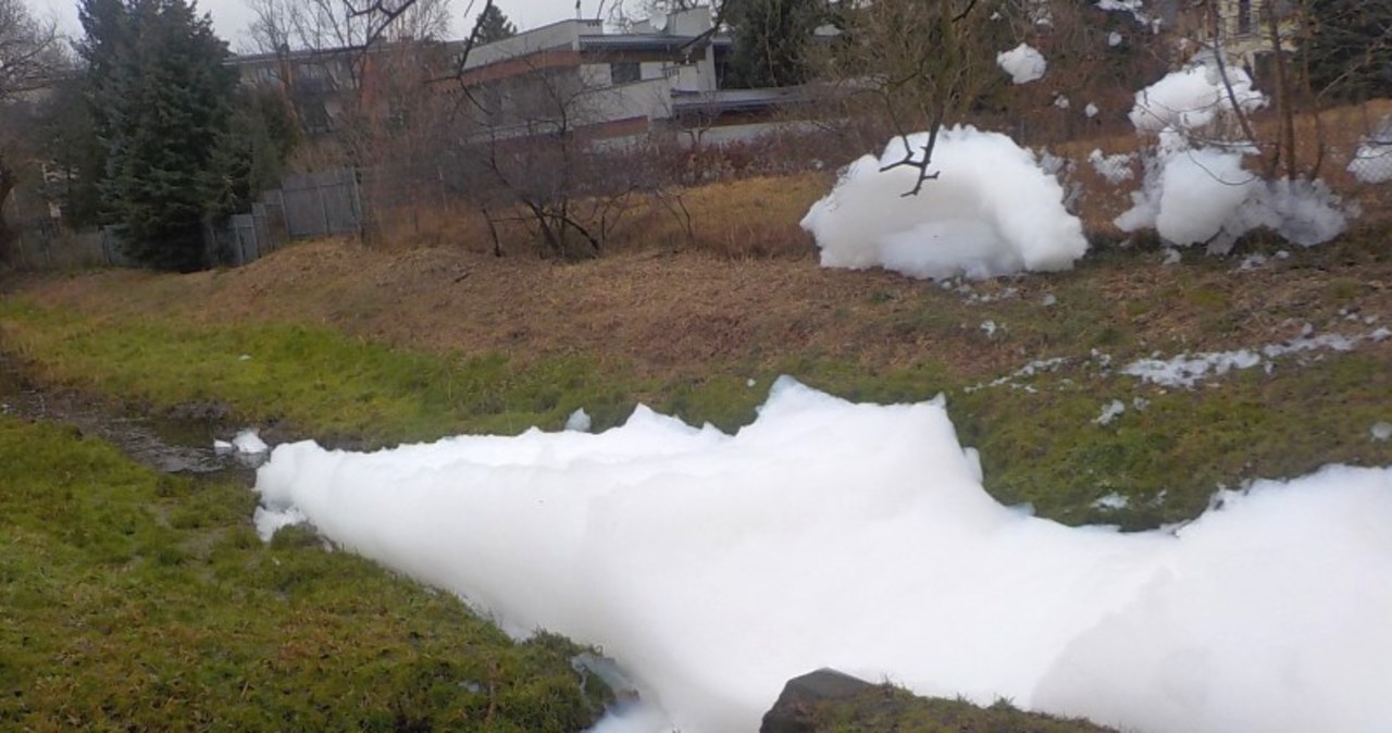 Dziwna piana i strażacy-chemicy w akcji. Ktoś wlał do kanału… płyn do mycia naczyń