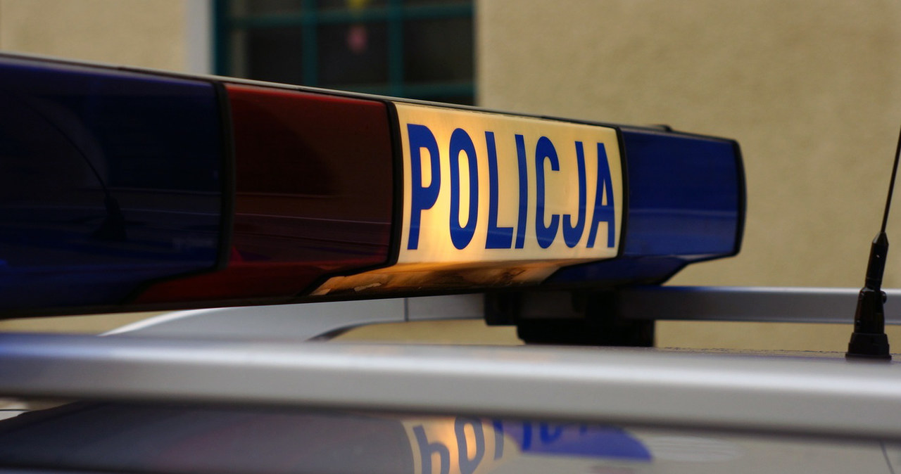 Kierowca najechał na leżącego na jezdni pieszego. Policja szuka świadków