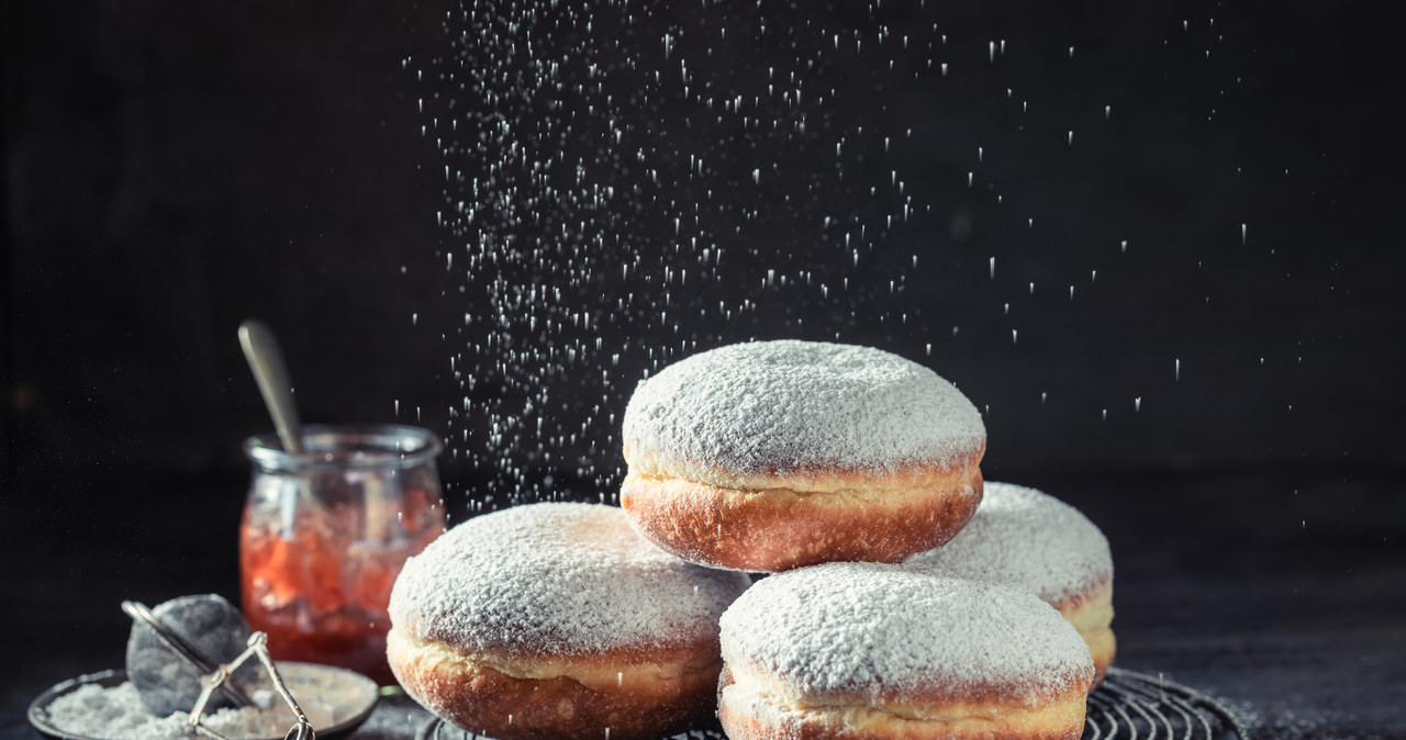 Kiedy wypada Tłusty Czwartek w 2022? Przepis na puszyste pączki i faworki (chrust)