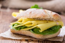 Sery, których lepiej unikać. Te gatunki jedz z umiarem