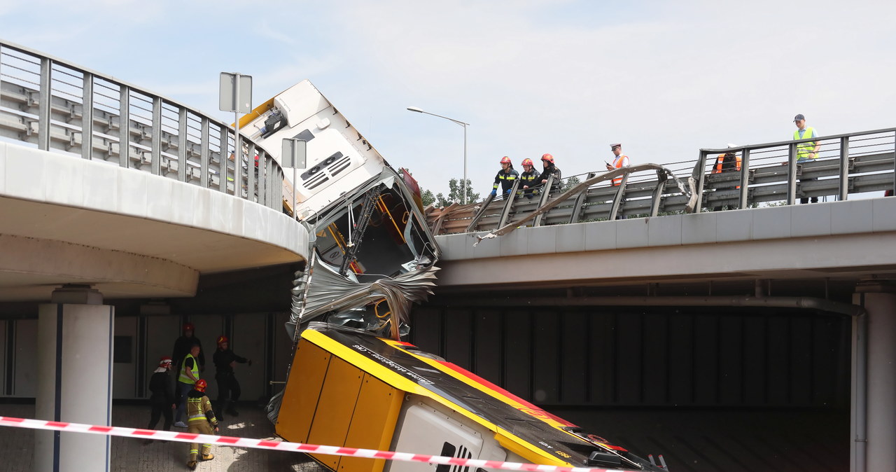 Autobus spadł z wiaduktu w Warszawie. Kierowca przyznał się do winy