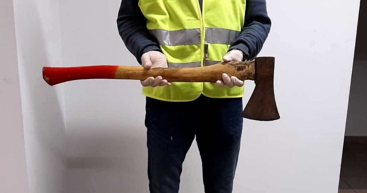 Ruszył z siekierą na policjantów. Został aresztowany