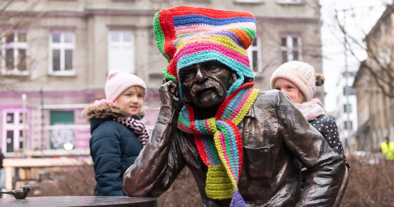 Skradziono czapkę i szalik okrywające pomnik Bohdana Smolenia