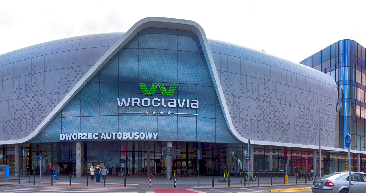Pobity mężczyzna leżał przy dworcu we Wrocławiu. „Nikt nie zwracał na niego uwagi”