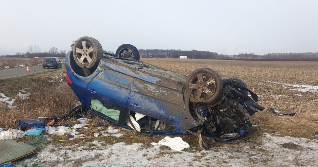 Sięgała po torebkę, jej auto dachowało