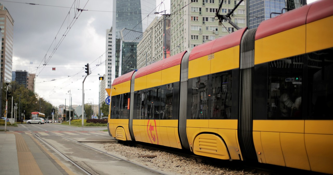 Warszawa: Pasażerowie powoli wracają do transportu publicznego