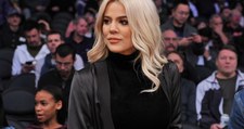 Khloé Kardashian znów kusi. Zapozowała w opinającym ciało kombinezonie!