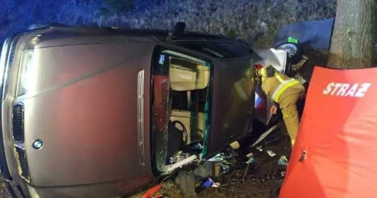 Wypadł z drogi i wjechał autem w drzewo. 29-letni kierowca nie żyje