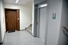 Dziewczynka zaapelowała do sąsiadów. Na klatce schodowej pojawiła się nietypowa prośba