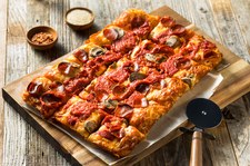 Międzynarodowy Dzień Pizzy. Jak zrobić pyszną, kwadratową pizzę?