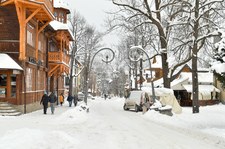 Śnieżny armagedon w Zakopanem? Śnieg wywożą ciężarówkami!