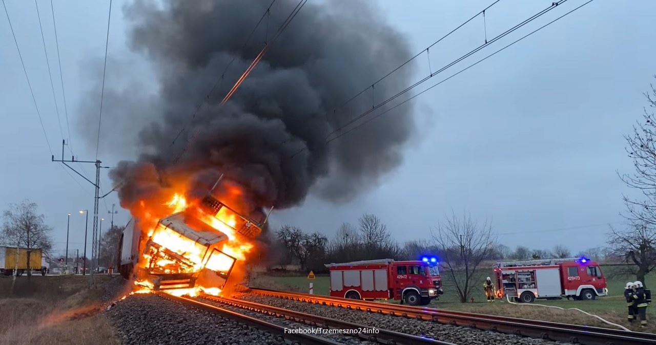 Ciężarówka zderzyła się z pociągiem i stanęła w płomieniach