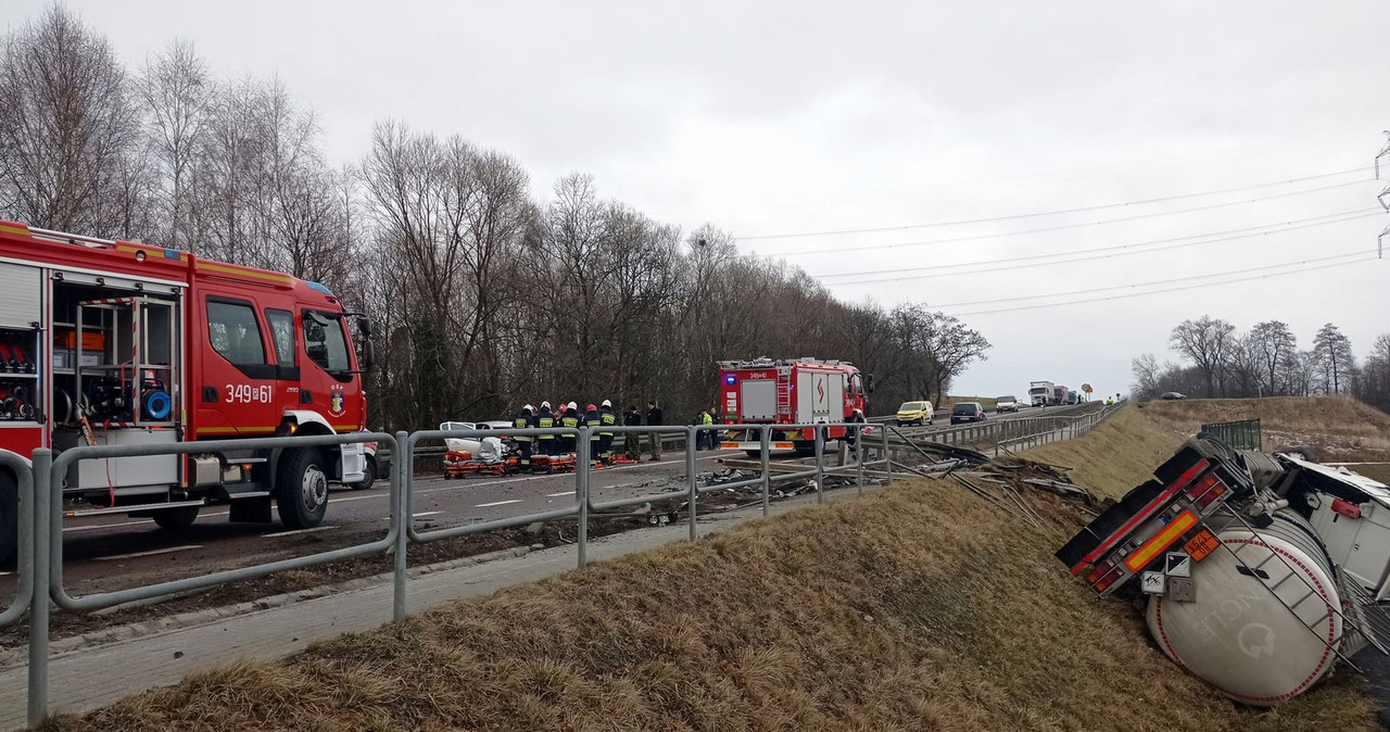Wypadek w Iskrzyni na Podkarpaciu. Cysterna wypadła z drogi