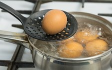 Przechowywanie ugotowanych jajek. Jak długo można je trzymać w lodówce?