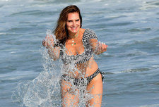 ​56-letnia Brooke Shields wystąpiła topless w reklamie dżinsów