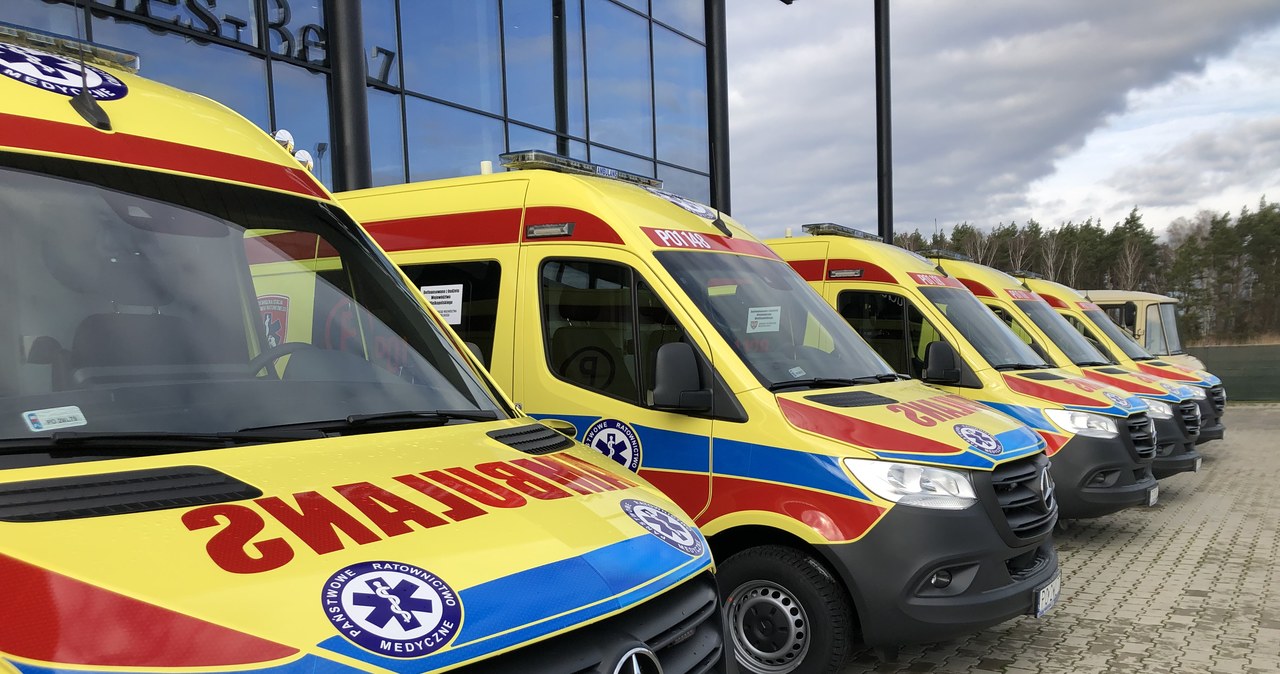 „Mają zapas mocy potrzebny, gdy trzeba depnąć”. Nowe karetki w poznańskim pogotowiu
