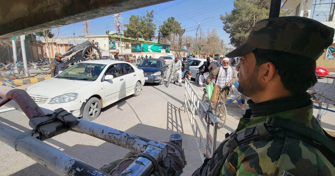 ​Pakistan: Wzburzony tłum ukamienował mężczyznę, a jego ciało powiesił na drzewie