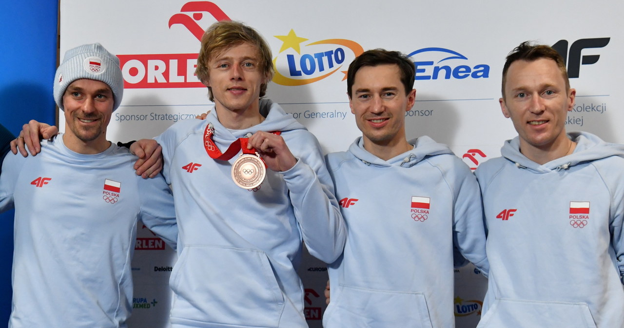 Polscy skoczkowie wrócili z igrzysk. Kubacki: Medal to nagroda