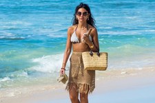 Michelle Keegan pręży ciało na plaży. Ale figura!