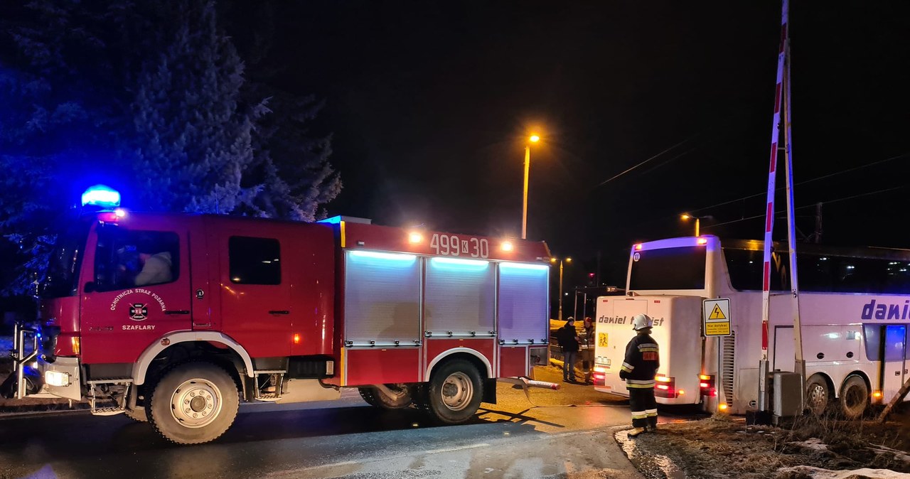 Autokar z dziećmi utknął na torowisku. Konieczna była interwencja strażaków