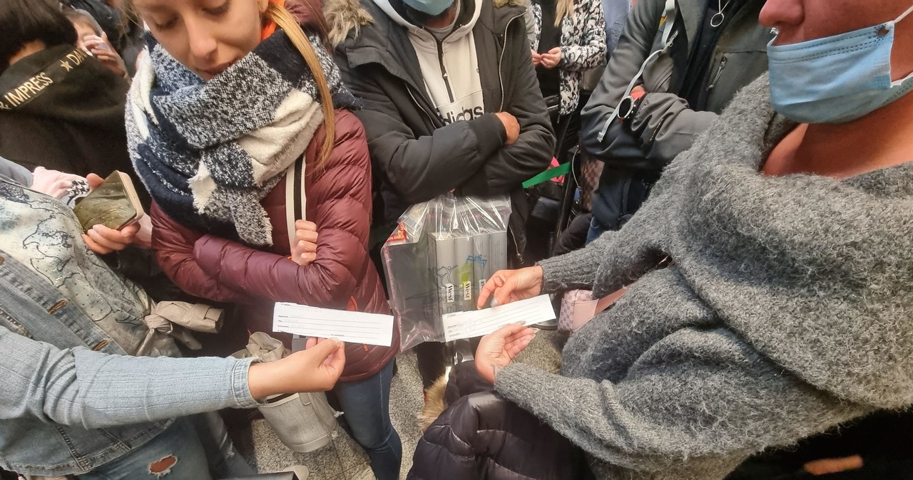 Pasażerowie stłoczeni na lotnisku w Pyrzowicach. Godzinami czekają na odprawę