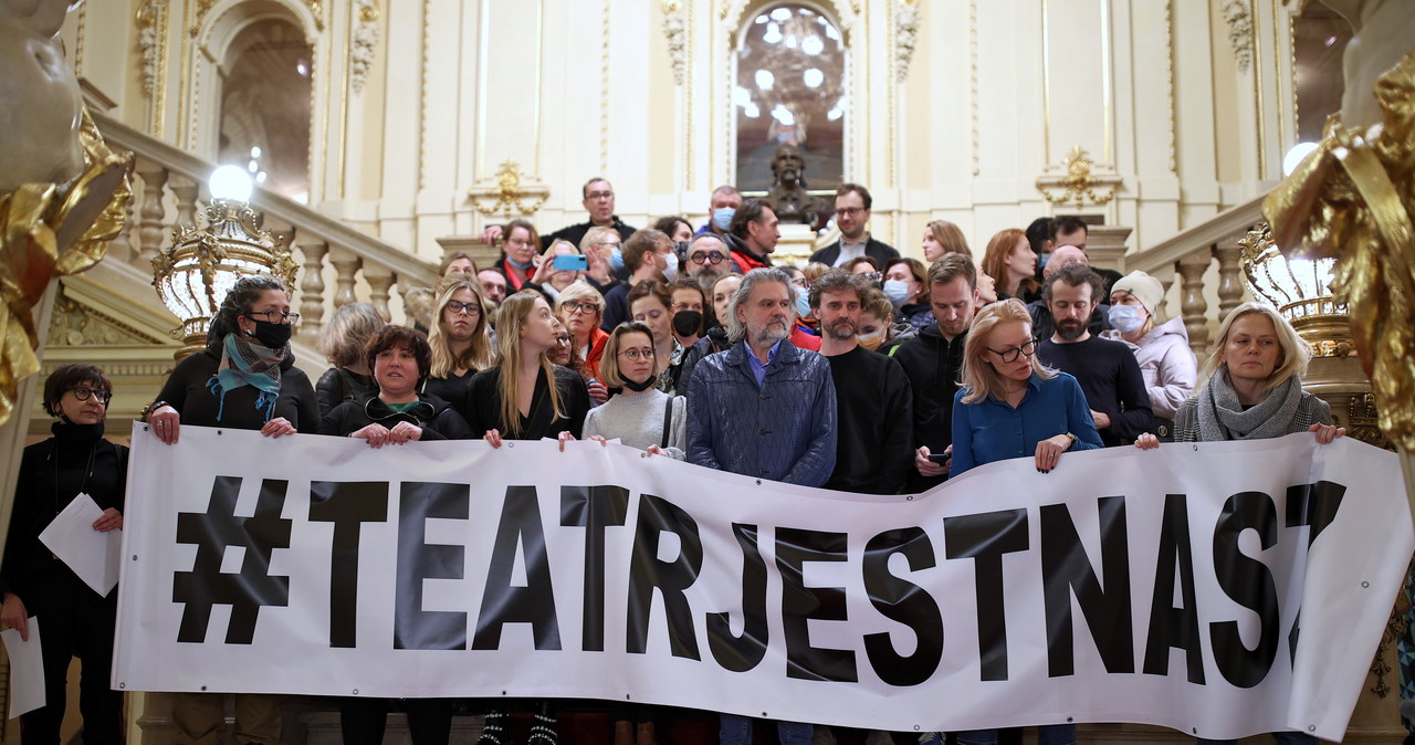 ​”Teatr jest nasz”. Protest przed Teatrem Słowackiego w Krakowie