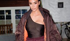 Kim Kardashian kusi w basenie. Znów postawiła na skąpe bikini!
