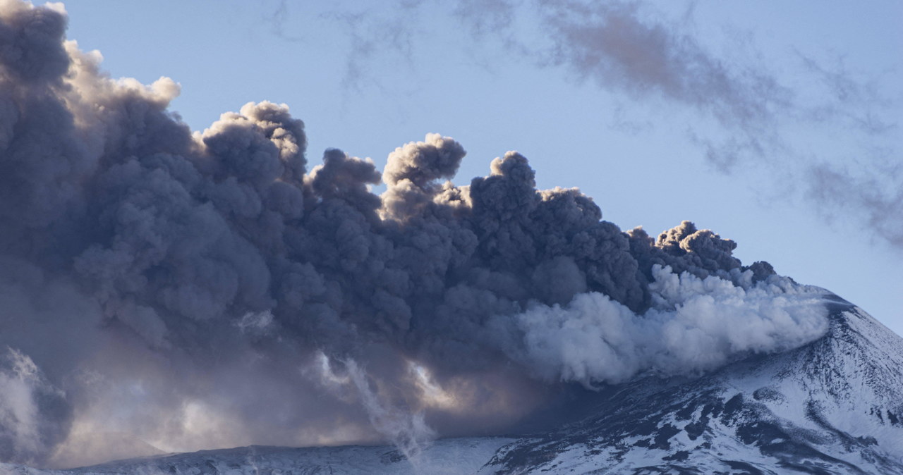 Etna budzi się do życia. Nad wulkanem słup pyłu i dymu