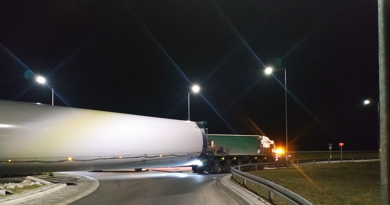 Nocny transport dla elektrowni wiatrowych. Uwaga na utrudnienia!