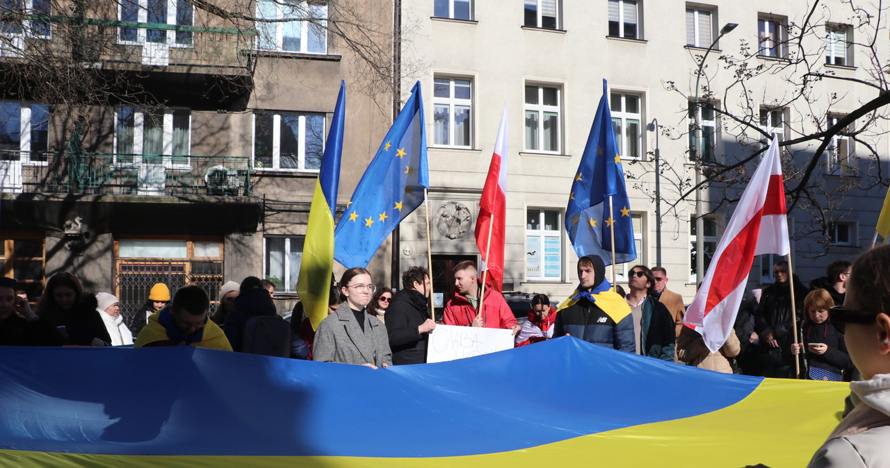 Polacy i Ukraińcy protestują przed konsulatem Federacji Rosyjskiej w Krakowie