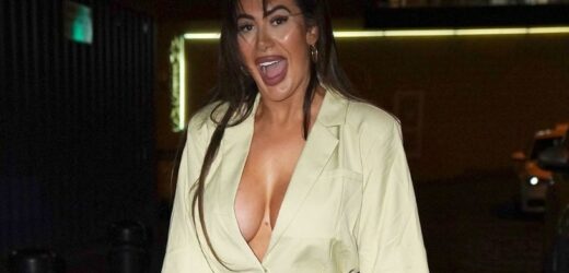 Opalona Chloe Ferry w różowym bikini bawi się w najlepsze z przyjaciółką!