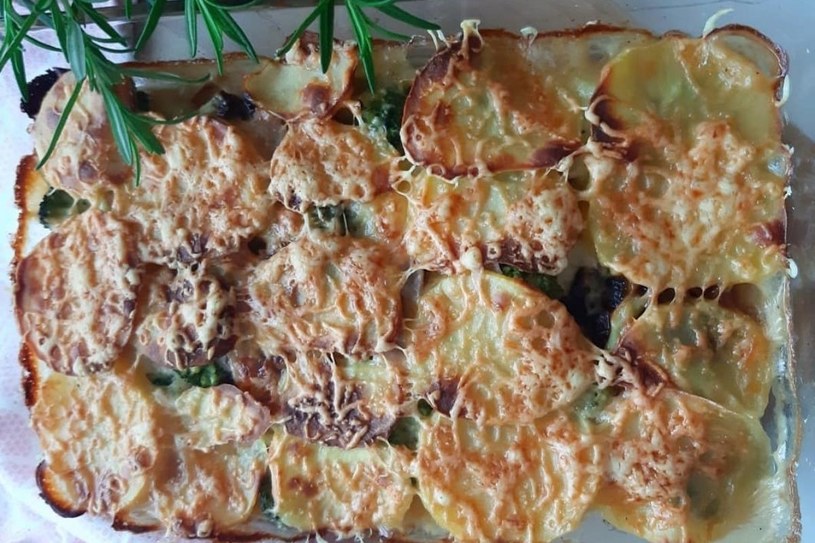 Zapiekanka ziemniaczana idealna na obiad. Podajemy sprawdzony przepis