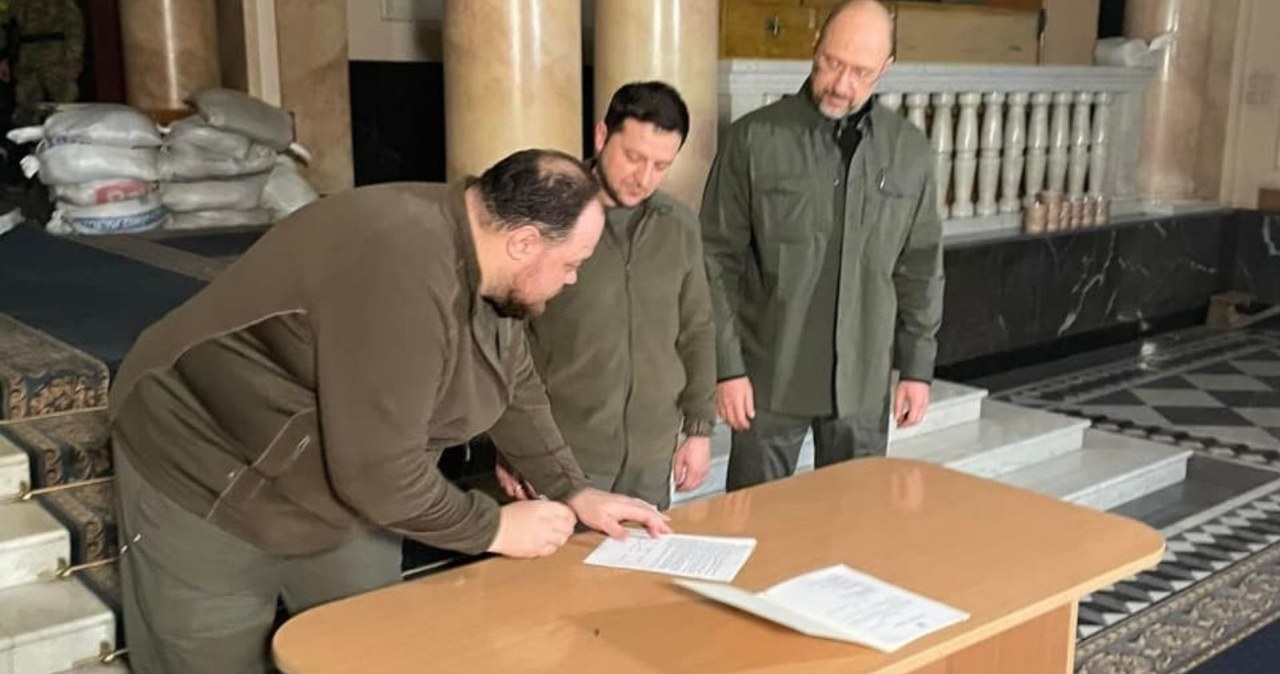 Zełenski podpisał wniosek o przyjęcie Ukrainy do UE. “Historyczny moment”