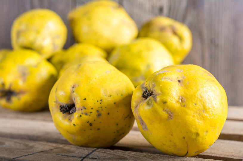 Bije na głowę zdrowotne właściwości cytryny. Dodaj ją do herbaty