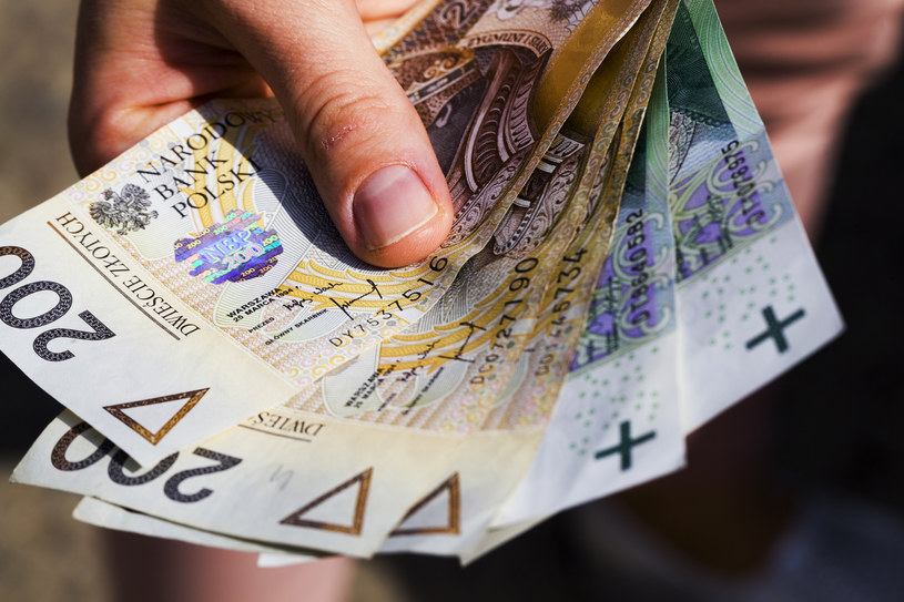 Lew na fikuśną bieliznę i drinki, a ty? Na co przepuszczamy kasę wg znaku zodiaku?