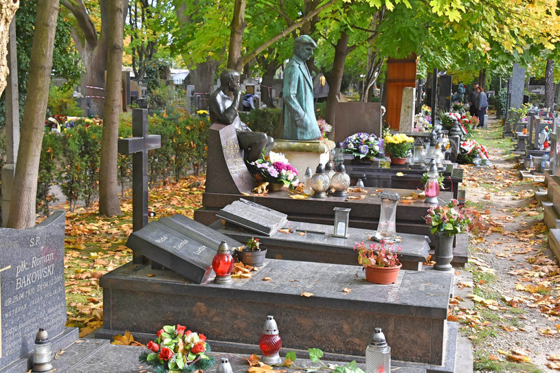 Co się dzieje, gdy grób przestaje być opłacony? Zarządca cmentarza może wkroczyć
