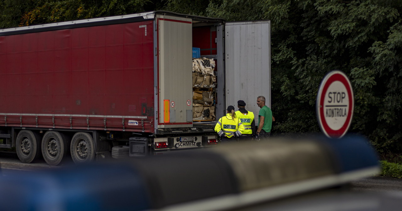 21 rannych w wypadku w Czechach. Kierowca uciekał furgonetką z migrantami