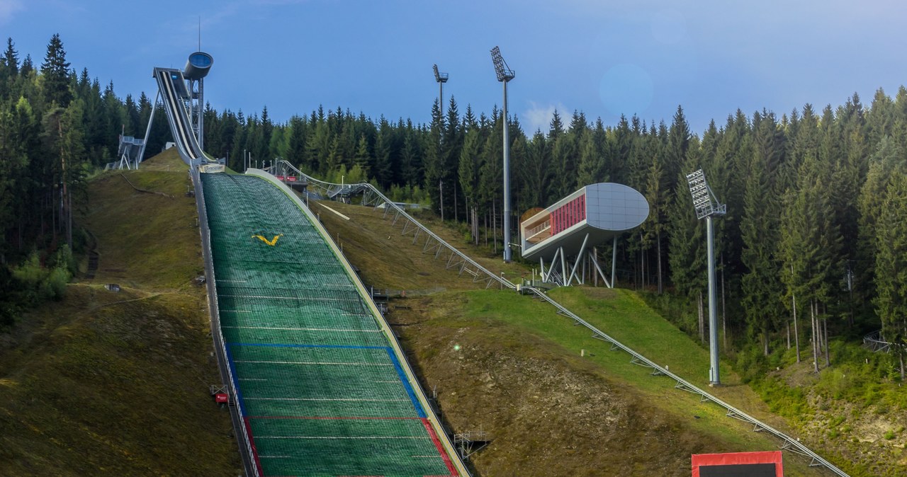 Fatalny upadek na skoczni w Klingenthal. Zawodniczka runęła na zeskok [WIDEO]
