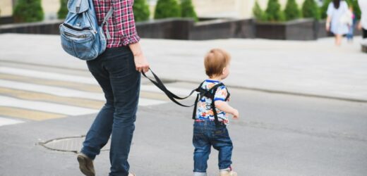 Ojciec prowadził dziecko na smyczy. Nie wiedział, że ktoś go nagrywa
