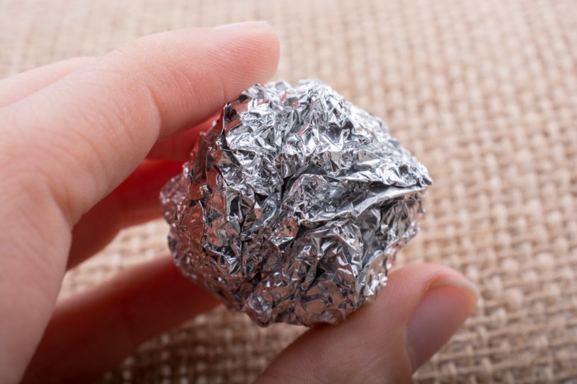 Zawsze trzymaj kulkę z folii aluminiowej w pobliżu zlewu. Ten trik jest genialny!
