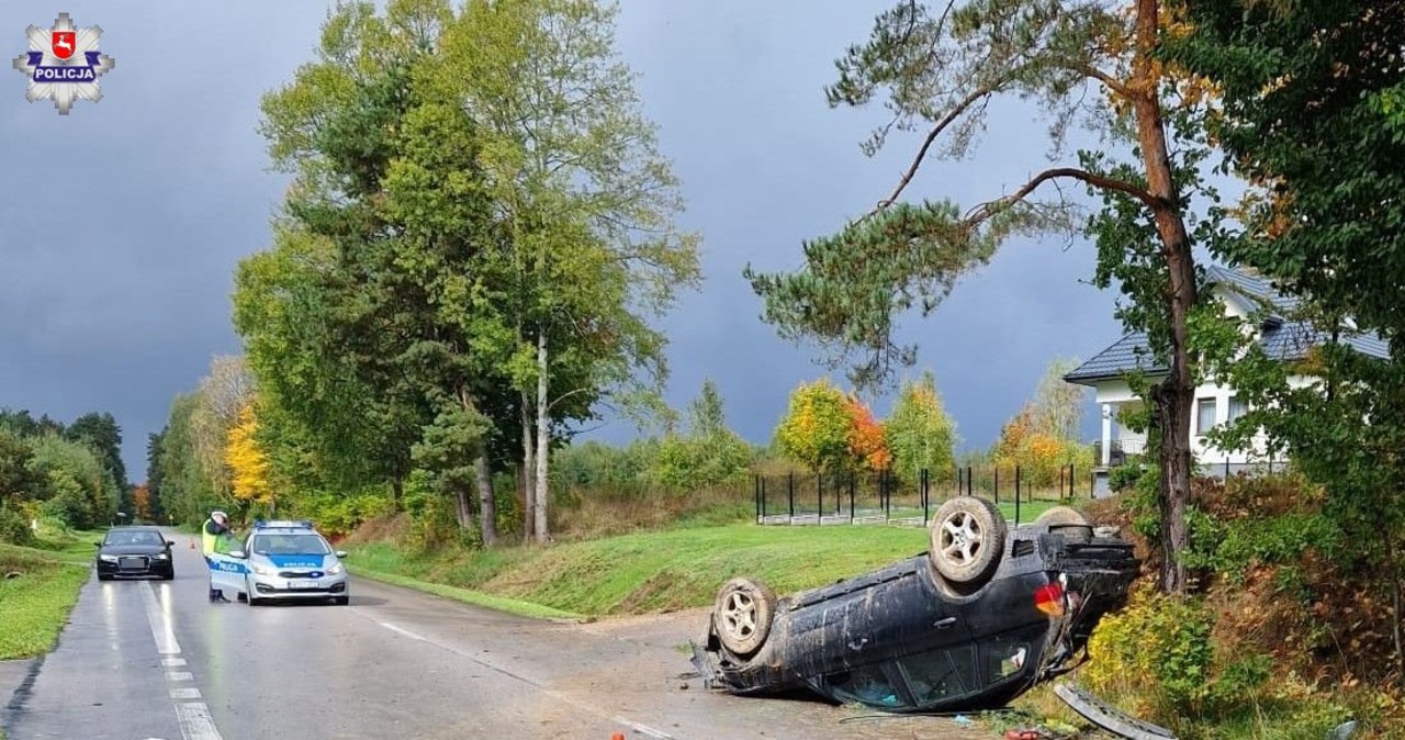 Dachowanie samochodu w Rogoźnie. Dwie osoby trafiły do szpitala