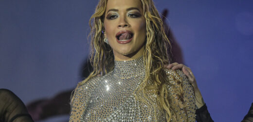 Rita Ora pokazała się w mocno wykrojonych spodniach. Zapomniała o bieliźnie?