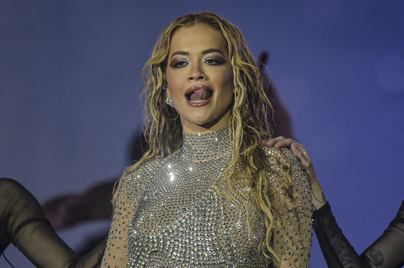 Rita Ora pokazała się w mocno wykrojonych spodniach. Zapomniała o bieliźnie?