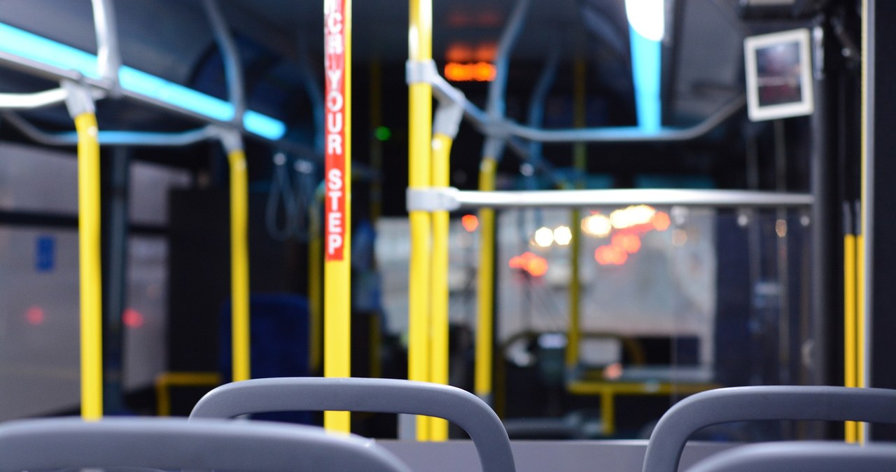 Jedni tną rozkłady jazdy, inni wprowadzają darmową komunikację publiczną